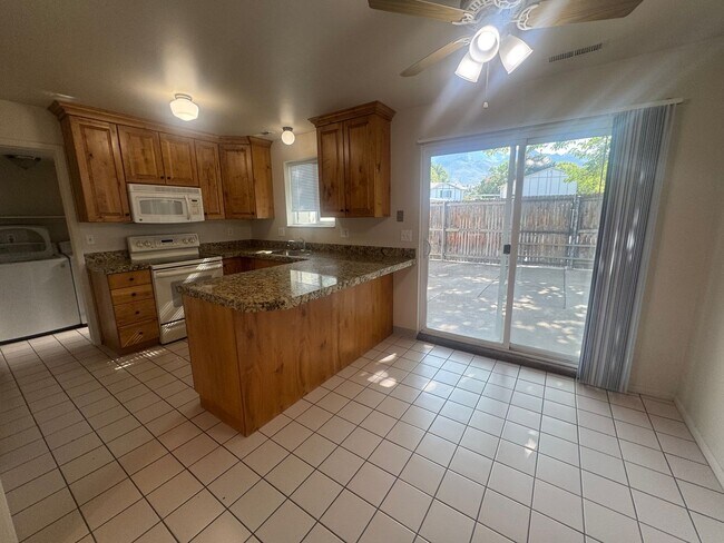 Building Photo - Beautiful duplex in amazing location!