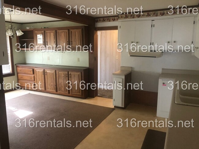 Building Photo - $1095 - 4 bed 2 bath - Single Family Home