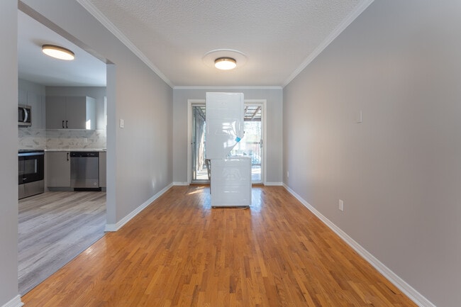 Photo du bâtiment - 3 Bedroom Upper Unit in Duplex – $2,549/Mo...