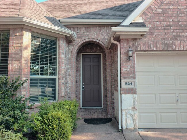 Building Photo - 824 Lake Grove Dr