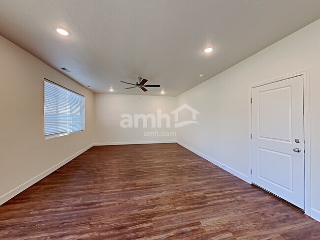 Building Photo - 1273 E White St