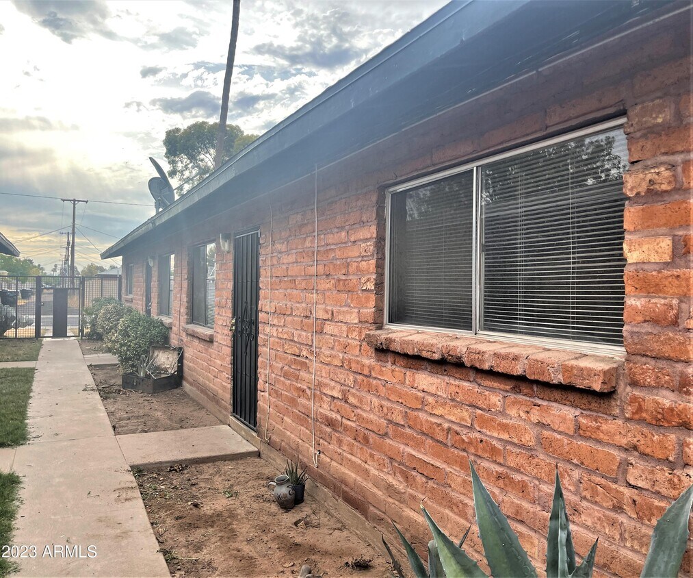 Primary Photo - 1008 S Dorsey Ln