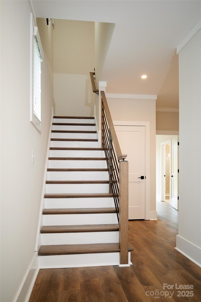 Building Photo - 1302 E 10th St