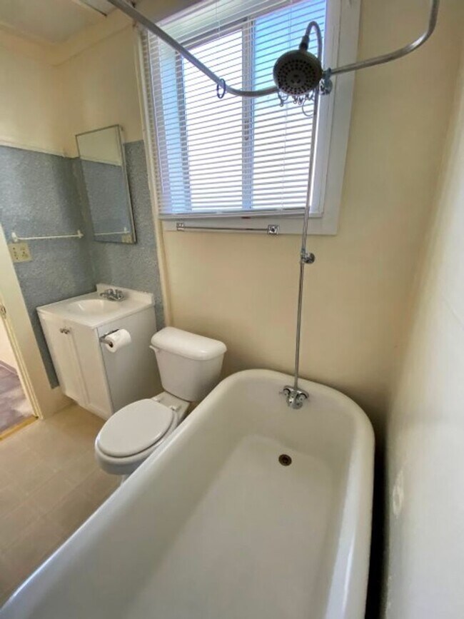 Foto del edificio - Quaint 1 Bed 1 Bath Home in Medford