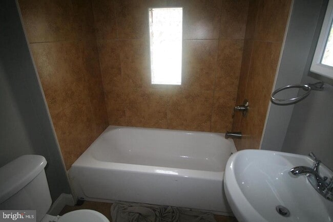 Building Photo - 2111 E Elkhart St