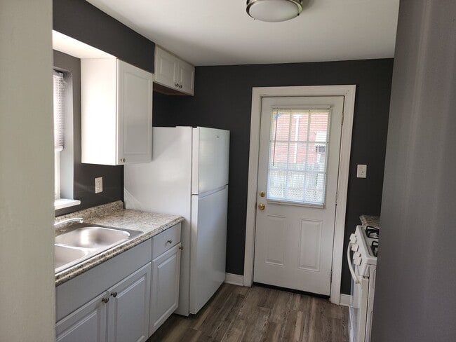 Building Photo - Lovely Brick Home in Established Neighborh...