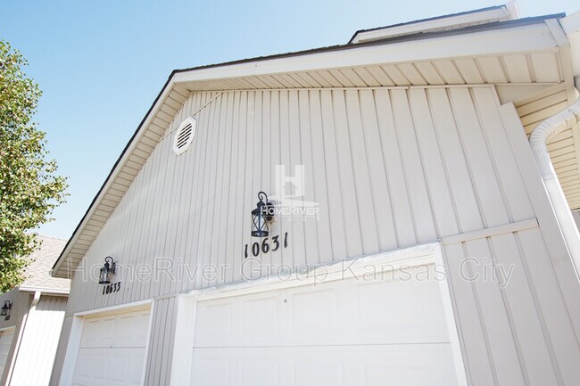 Foto del edificio - 10631 N Locust Ct