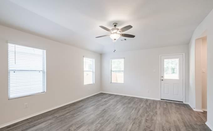 Foto principal - 3 bedroom in Conroe TX 77303