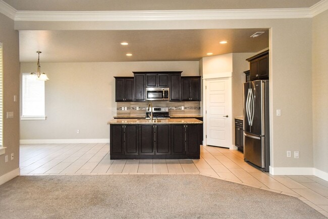 Building Photo - Single-Story Home in Horn Rapids Golfing C...