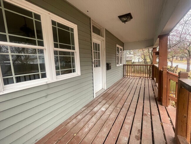 Building Photo - Recently Remodeled 1 Bedroom 1 Bathroom Bu...