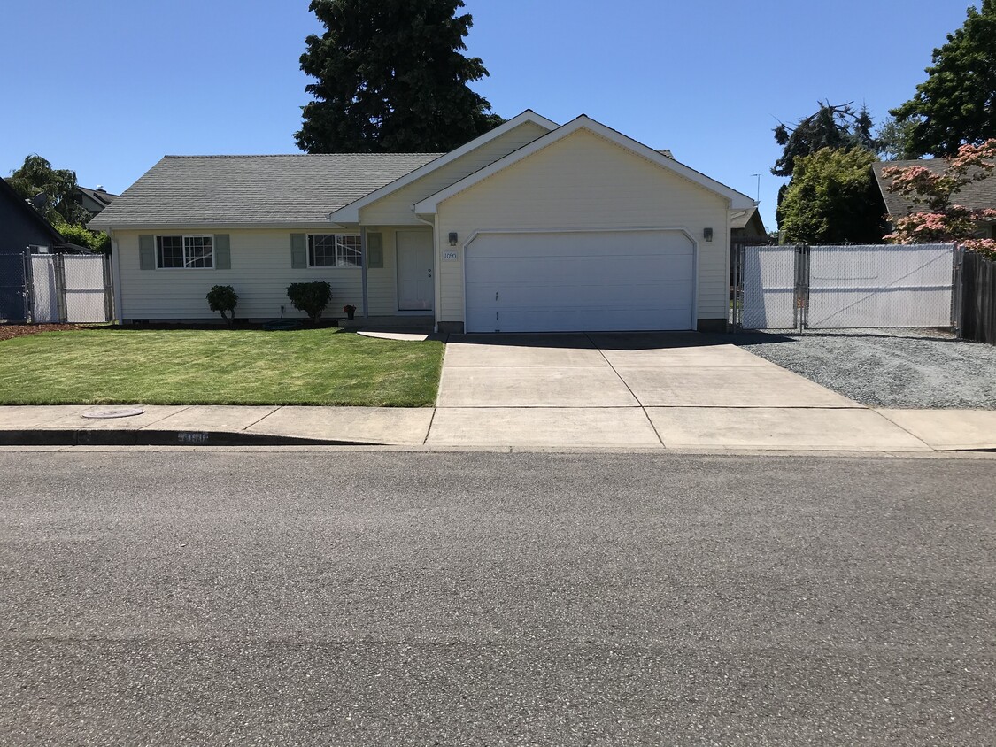 Primary Photo - 1090 Cedar Ct