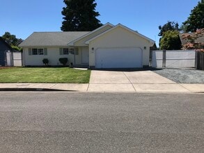 Building Photo - 1090 Cedar Ct