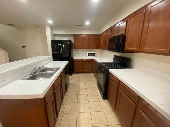 Building Photo - Palmdale 3 Bedroom -Available Now!