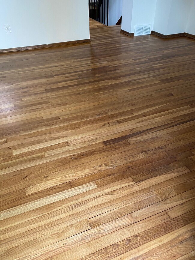 Pisos de madera noble - Mackenzie Village Apartments