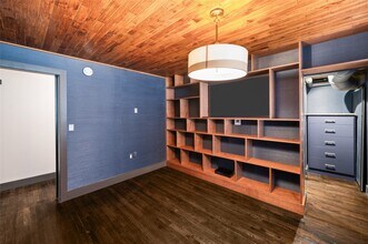 Building Photo - 1025 S Shepherd Dr