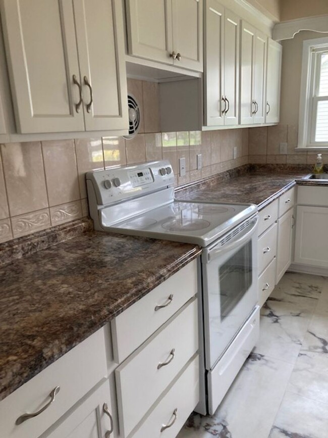 Building Photo - 4 br, 2 bath House - 685 STEELSTOWN RD