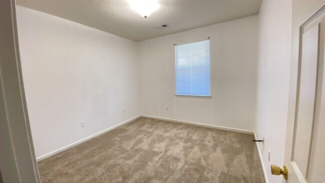 Foto del edificio - 650 River Oaks Dr