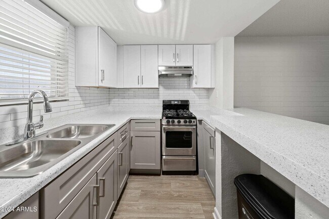 Foto del edificio - 1601 W Camelback Rd