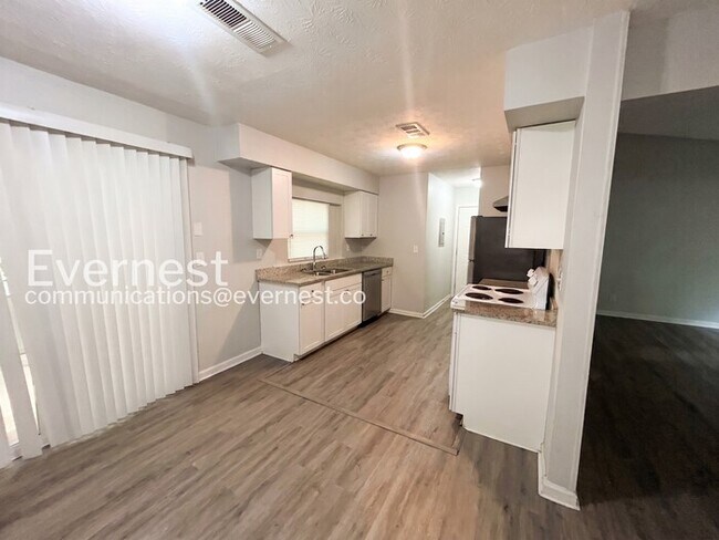 Building Photo - 9007 Homewood Dr
