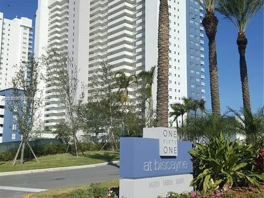Foto del edificio - 14951 Royal Oaks Ln