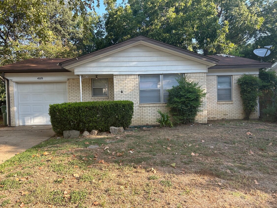 Primary Photo - 409 E Lilly Ln