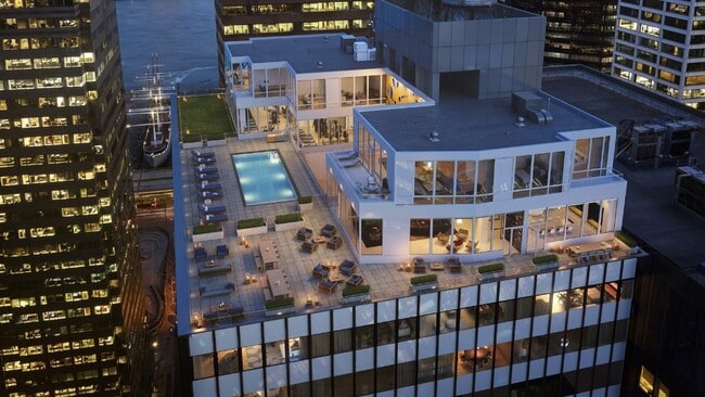 Building Photo - 180 John St