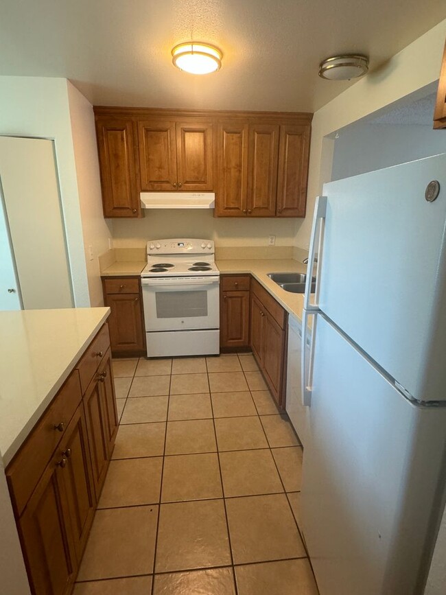 Building Photo - 3 bedroom 2 bathroom Condo in Riverside