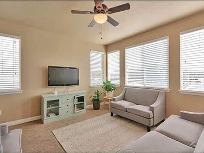 Building Photo - Spacious and Townhome Now Available!