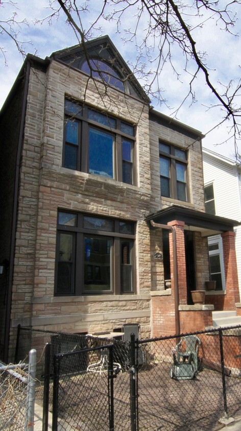 Primary Photo - 2646 N Wilton Ave