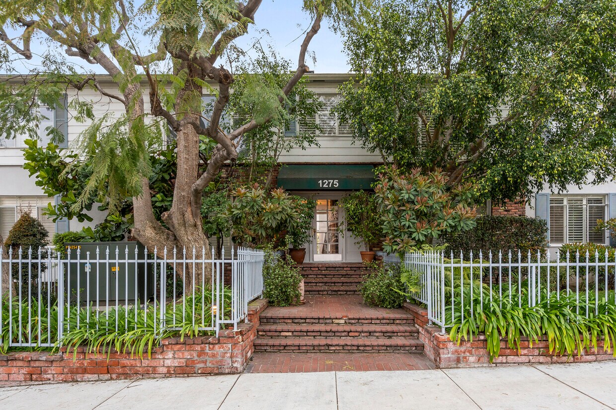 Primary Photo - 1275 N Harper Ave