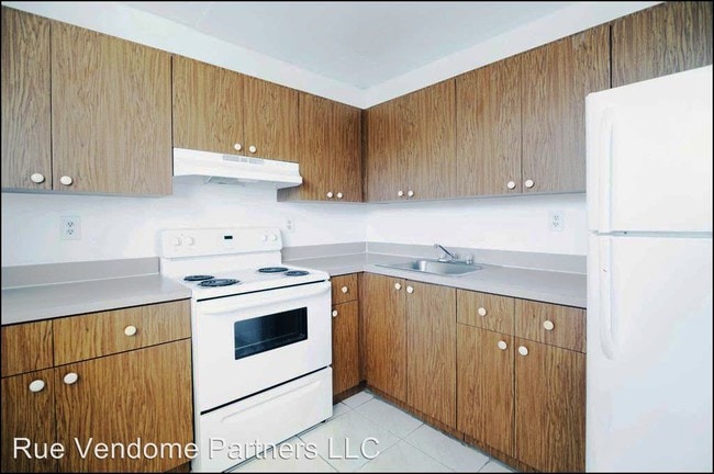 Building Photo - 2 br, 2 bath Apartment - 6960 Rue Vendome
