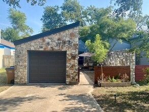 Building Photo - 1000 King Albert St