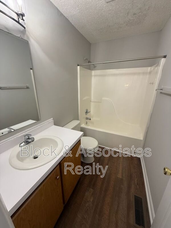Foto del edificio - 746 Breeze Hill Rd
