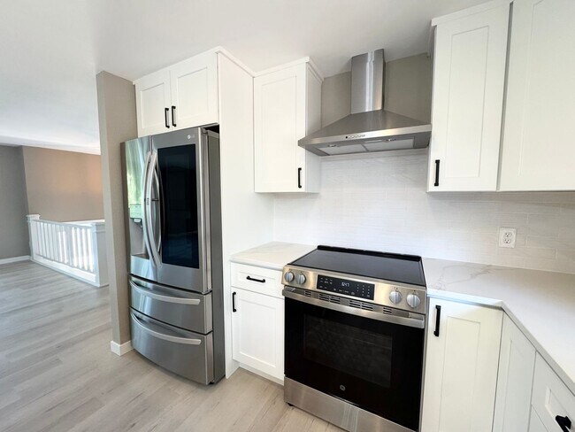 Building Photo - Beautifully remodeled five bedroom home on Finnhill in Kirkland