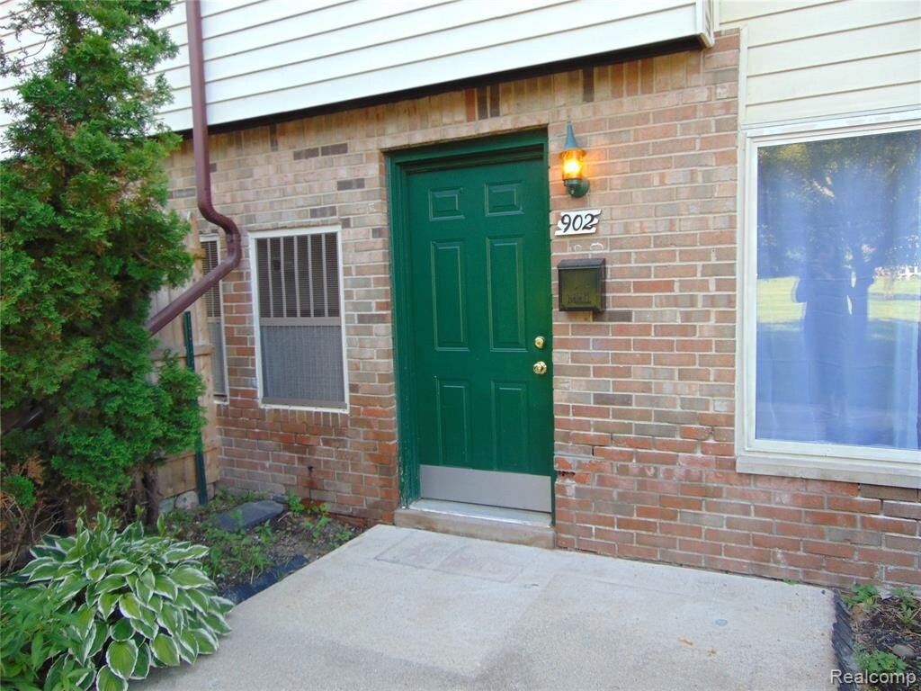 Primary Photo - 902 N Main St