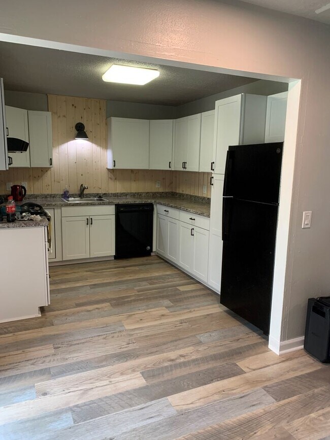 Building Photo - 3 Bedroom House Available in Astoria!