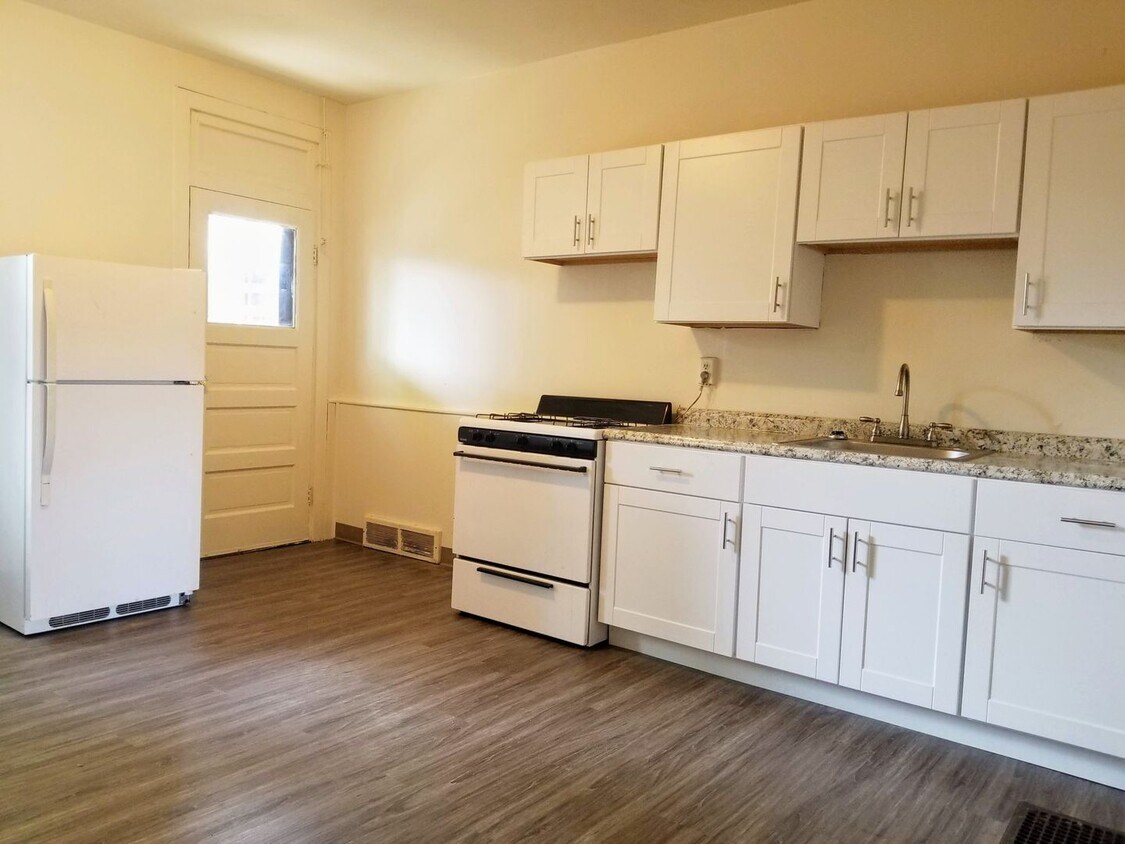 Primary Photo - Stunning Townhome in South Oakland with Up...