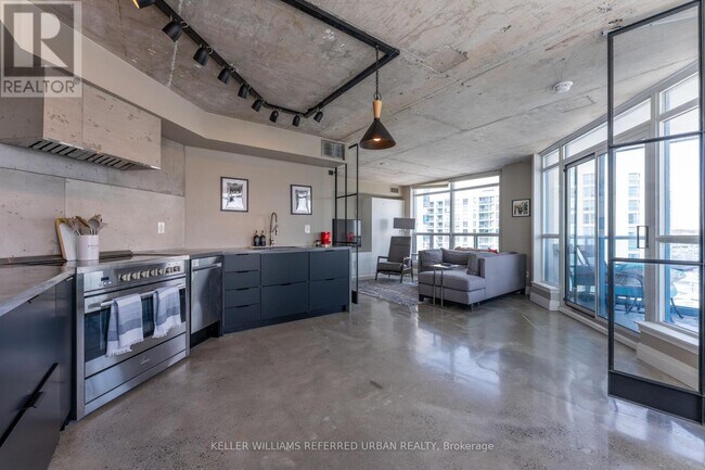 Photo du bâtiment - 340 Watson St W