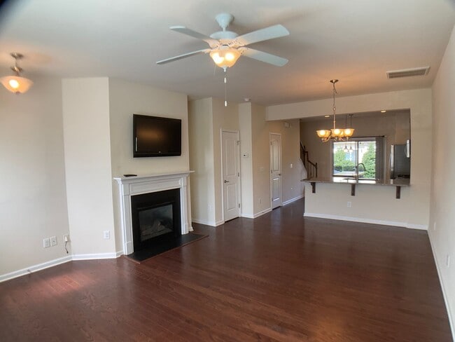 Building Photo - Spacious 2 bed, 2.5 bath with Loft in Thom...