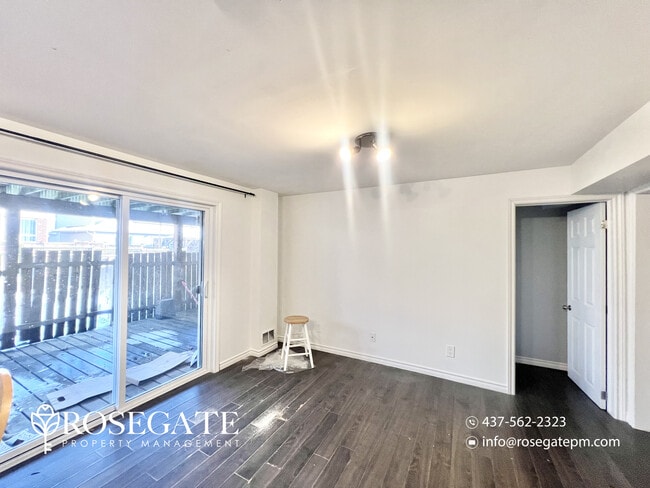 Photo du bâtiment - Bright 2-Bedroom Basement Apartment with Front Porch & 2 Parking Spots in Guelph