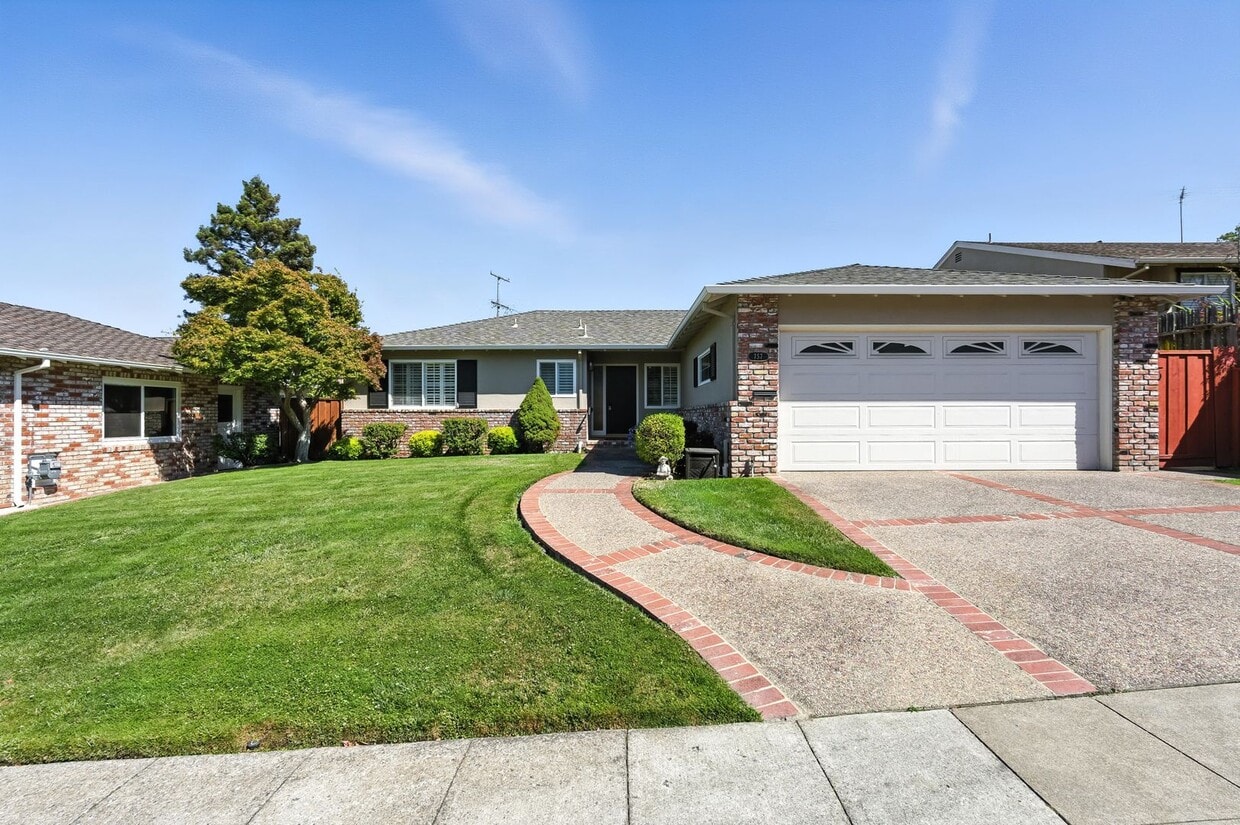 Primary Photo - Spacious 2BD/2BA Home with Bonus Huge Room...