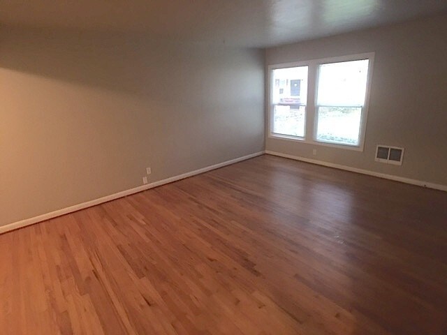 Building Photo - Hardwood Floors, Free Wi-Fi, Pet friendly!