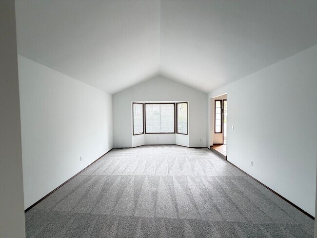 Foto del edificio - Saratoga Reach Beauty: Updated 4BR Home with Deck, Fireplace & Prime Mukilteo Location
