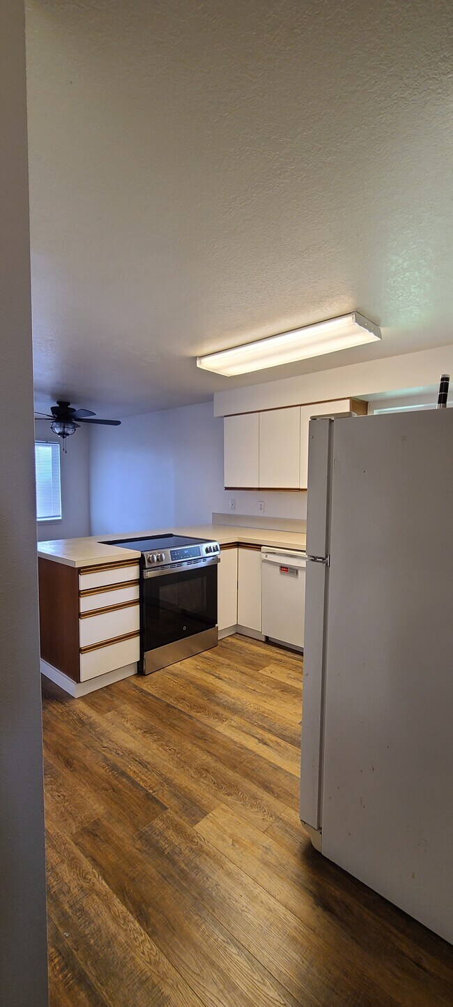 Cocina y comedor - 442 SW Coast Ave