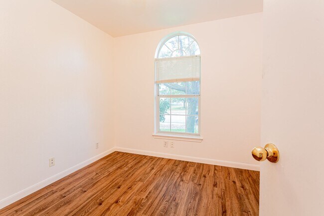 Building Photo - Charming 3-Bedroom, 2-Bath Single-Family Home