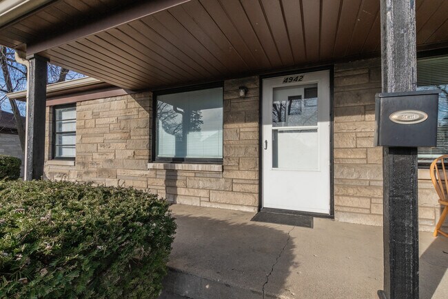 Foto del edificio - 4940 W 11th St