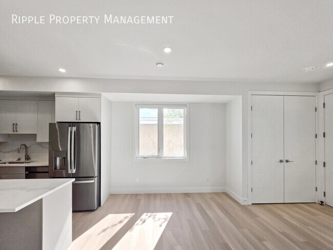 Photo du bâtiment - BRAND NEW 3 BEDS, 2.5 BATHS TOWNHOUSE | CENTRAL AC | PRIME BOWNESS LOCATION