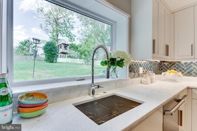 Foto del edificio - 6702 Melville Pl