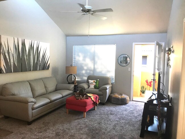 Building Photo - 9990 N Scottsdale Rd
