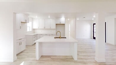 Building Photo - 1129 W 14th St